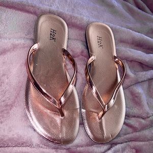 NEW Flip Flop Sandals Rosegold Tagged size 9 (40) but fit 8 1/2 by: H2K